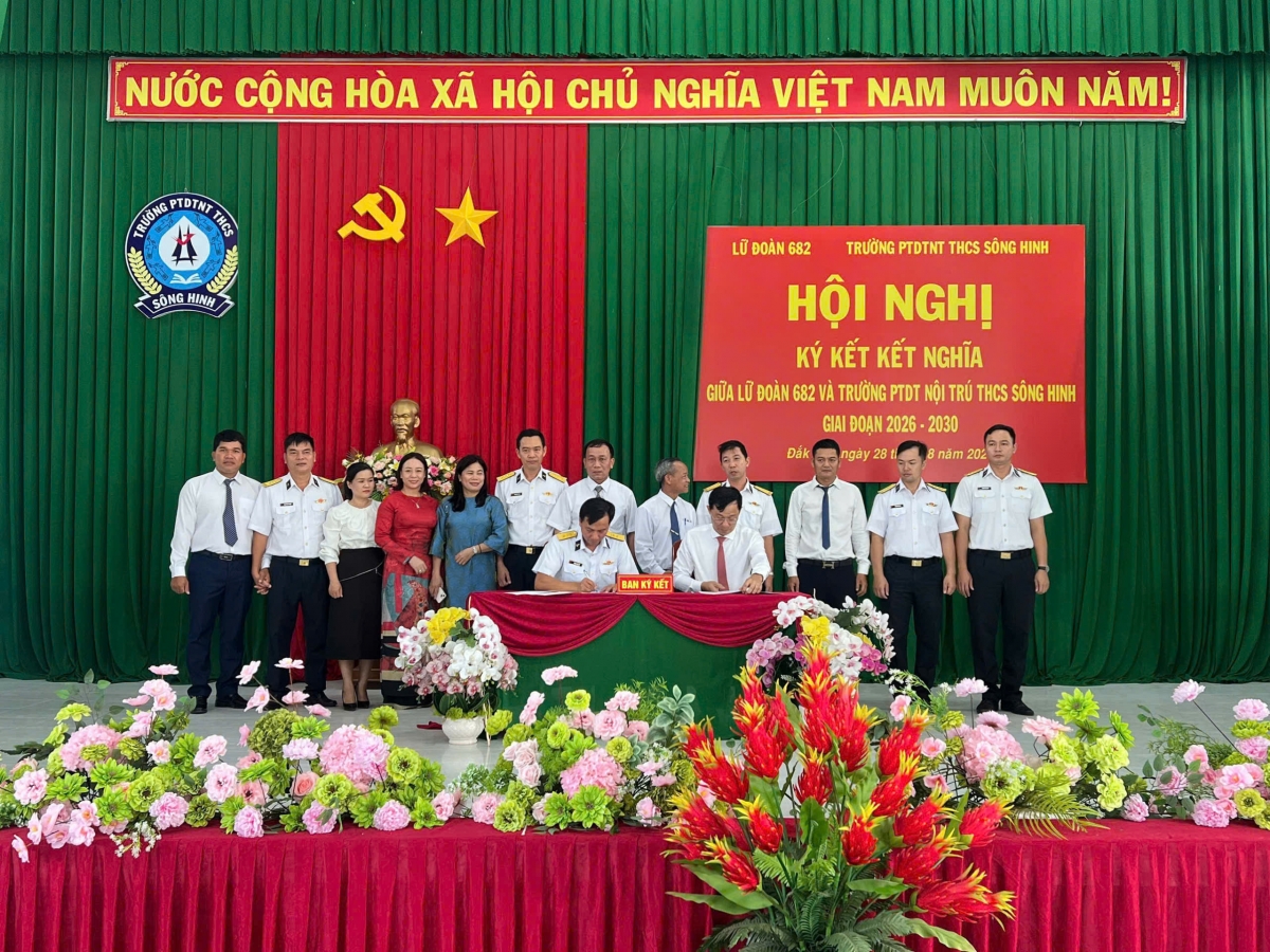 Thượng tá Phạm Đức Cần, Phó Chính ủy Lữ đoàn 682 và ông Nguyễn Xuân Hòa, Hiệu trưởng nhà trường ký biên bản ký kết (Ảnh: Vùng 4 Hải quân)