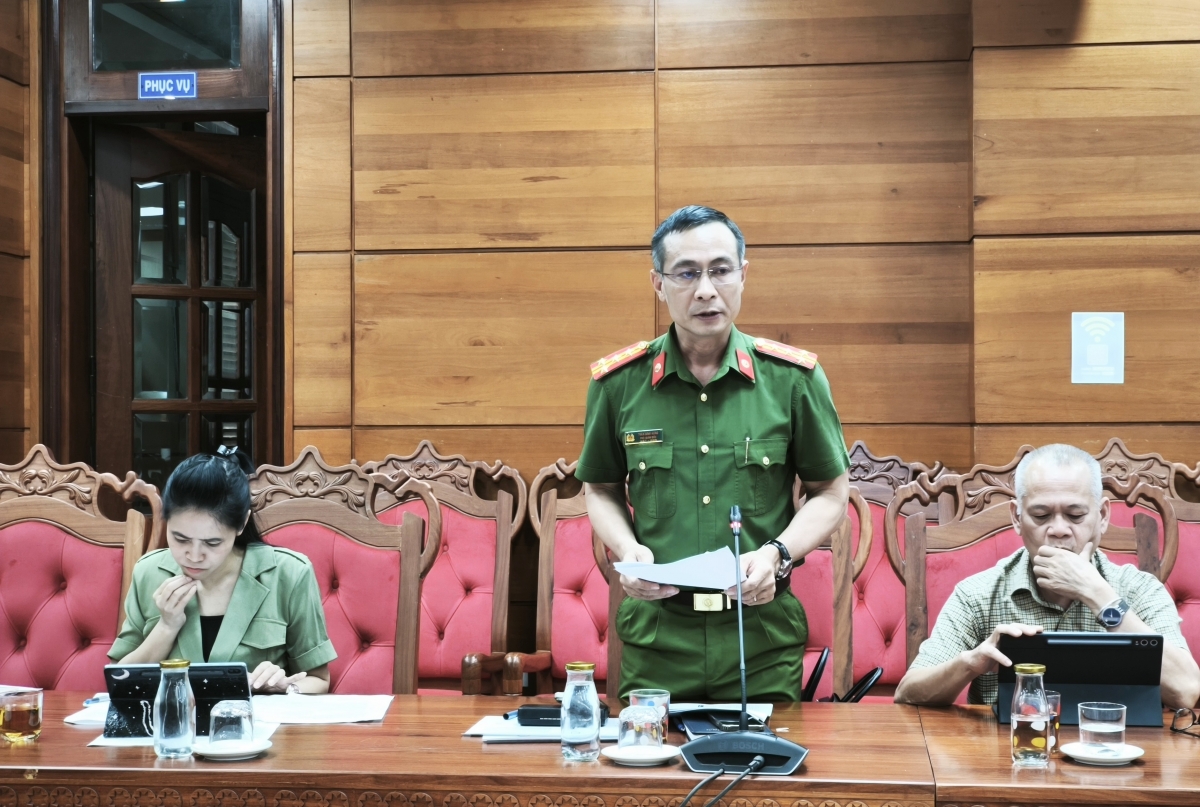 Đại tá Trần Bình Hưng, Phó Giám đốc Công an tỉnh Đắk Lắk, Cơ quan Thường trực Ban Chỉ đạo tỉnh, báo cáo tiến độ thực hiện kế hoạch 100 ngày về chuyển đổi số (Ảnh: Nam Trang/ VOV Tây Nguyên)