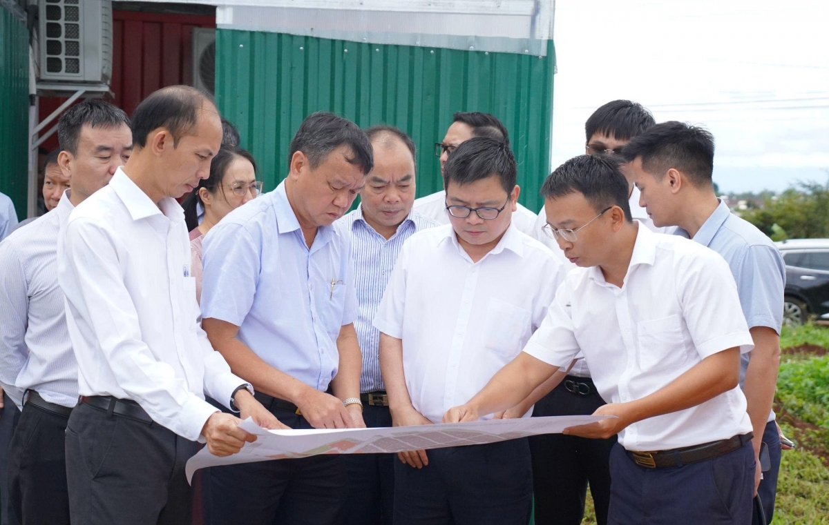 -  Groi kruanh Trương Thanh Hoài uănh năl nău ngăch ƀư kan ta nkual công nghiệp Phú Xuân.