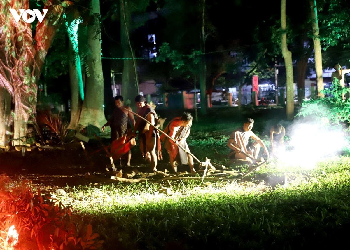 Những sinh hoạt gắn với thiên nhiên, săn bắt, canh tác nương rẫy của người Ê Đê ở Đắk Lắk được tái hiện trong phần đầu chương trình.