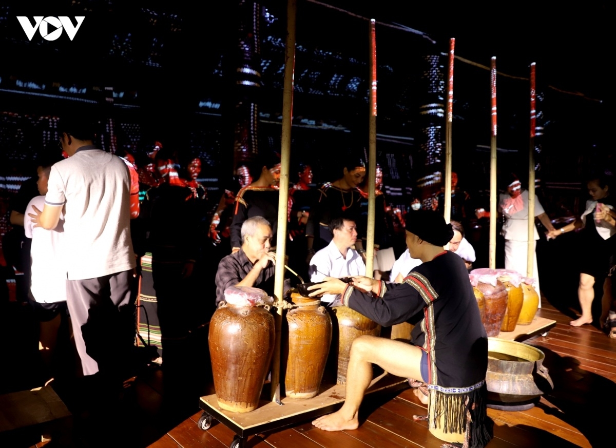 Khán giả không chỉ quan sát mà còn được di chuyển qua từng không gian, hòa vào một số hoạt động được tái hiện trong chương trình.