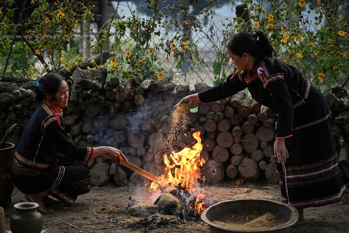 Những nghệ nhân, người có uy tín và các thế hệ kế cận không chỉ là đối tượng thụ hưởng mà trực tiếp tham gia gìn giữ, thực hành và truyền dạy các giá trị văn hóa. Ảnh: Quang Khải