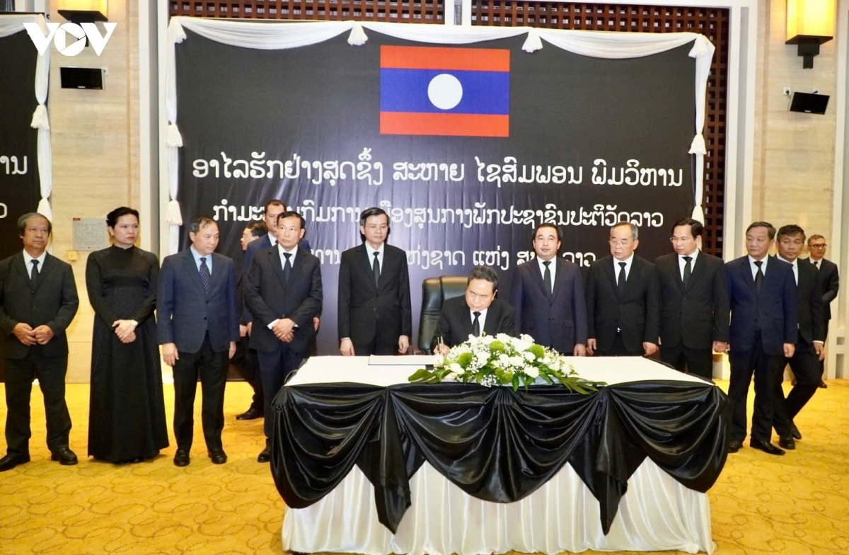 Chủ tịch Quốc hội ghi sổ tang tại Lễ viếng đồng chí Saysomphone Phomvihane