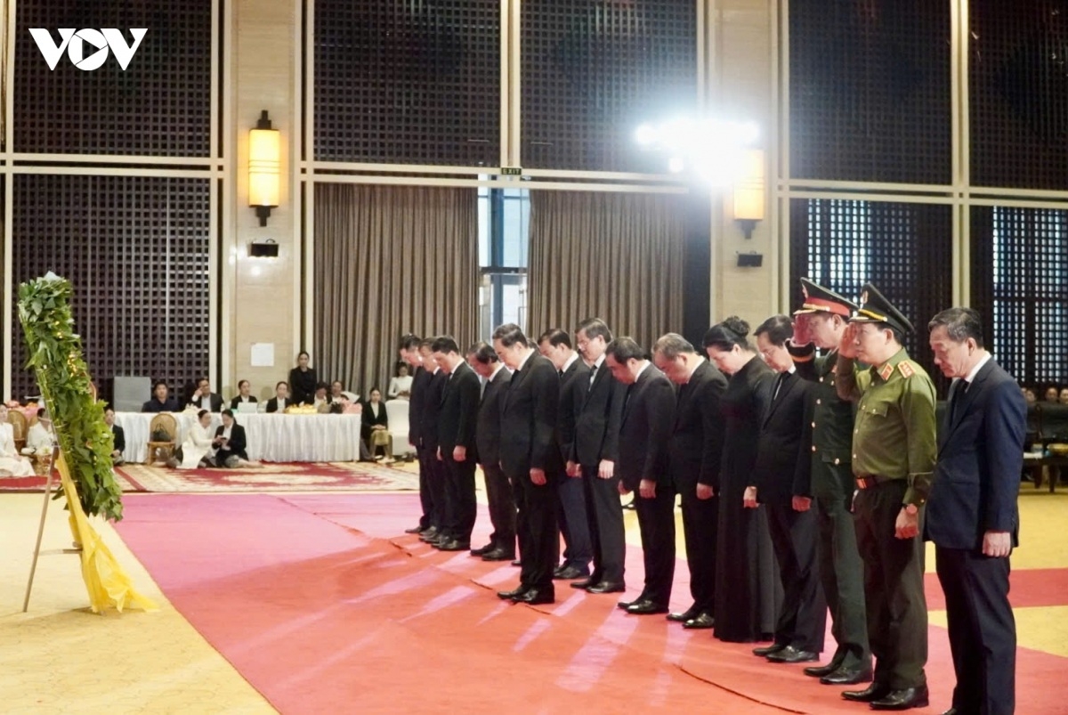 Một phút mặc niệm tiễn đưa đồng chí Saysomphone Phomvihane.