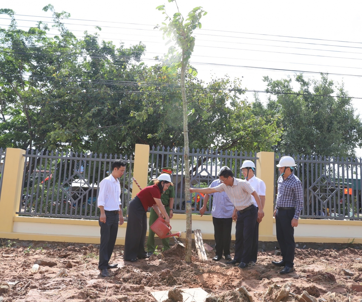 Đại diện các sở, ngành cùng chính quyền địa phương tham gia hưởng ứng trồng cây tại Trường phổ thông Nội trú Tiểu học và THCS Ia Lốp, xã biên giới Ia Lốp, tỉnh Đắk Lắk.