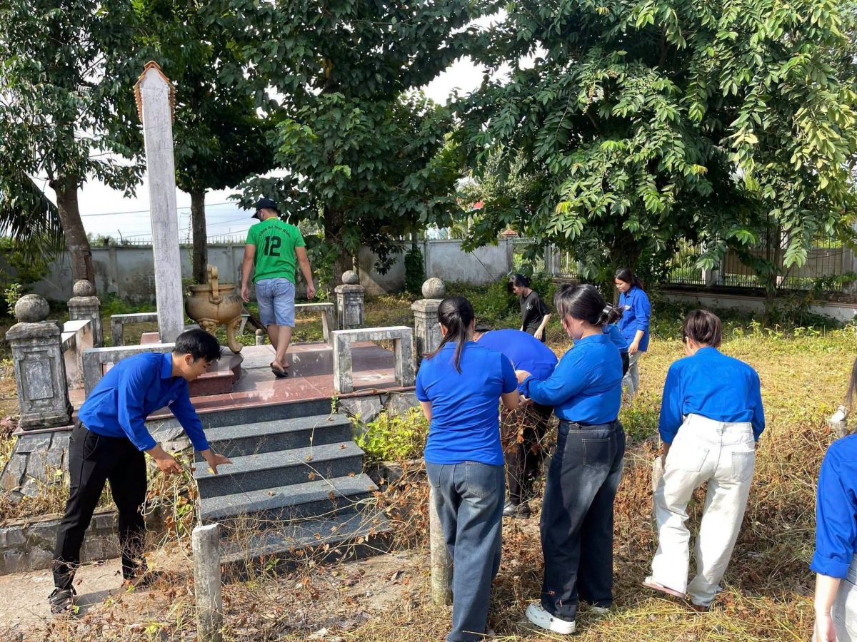 Đoàn Thanh niên Trường Đại học Sư phạm Kỹ thuật Vĩnh Long làm vệ sinh môi trường