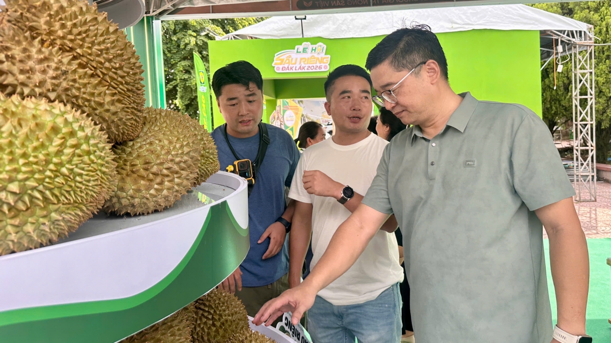 Doanh nghiệp Trung Quốc đến triển lãm để tìm hiểu thị trường, cơ hội hợp tác. Ảnh: Hương Lý.