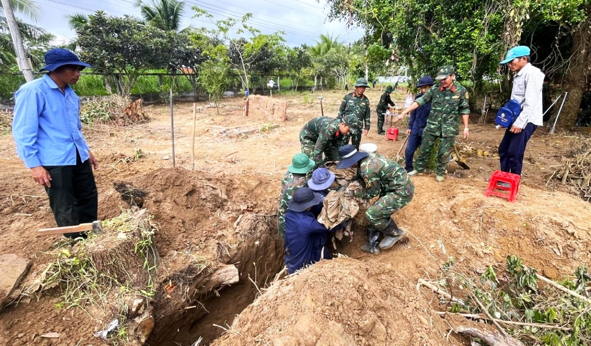 Đội K90, Cục Chính trị, Quân khu 9, cùng với Đội quy tập hài cốt liệt sĩ lâm thời Bộ CHQS tỉnh Vĩnh Long thực hiện việc tìm kiếm, quy tập trên địa bàn tỉnh Vĩnh Long