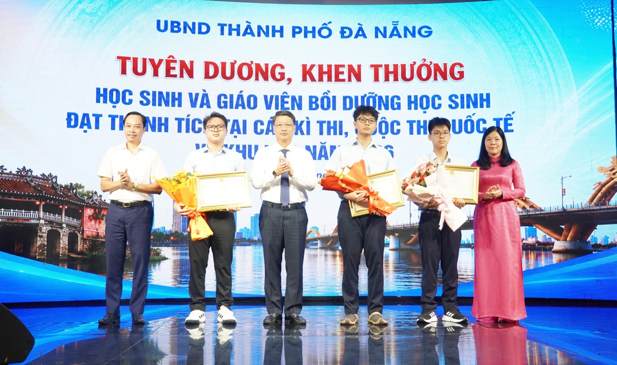 Tặng Bằng khen của Chủ tịch UBND thành phố cho các học sinh có thành tích xuất sắc tại các kỳ thi quốc tế năm 2026.