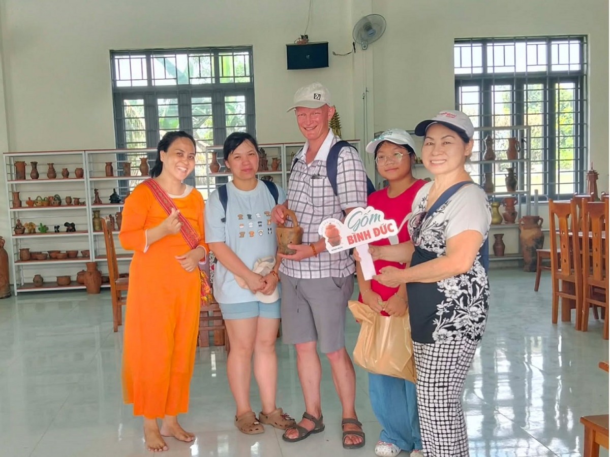 Cau năc lòt nhơl tus sền mờ kŭ rùp lời kir tàm tiah ràng tơlik ù buh kòn cau Prum Bình Đức dê
