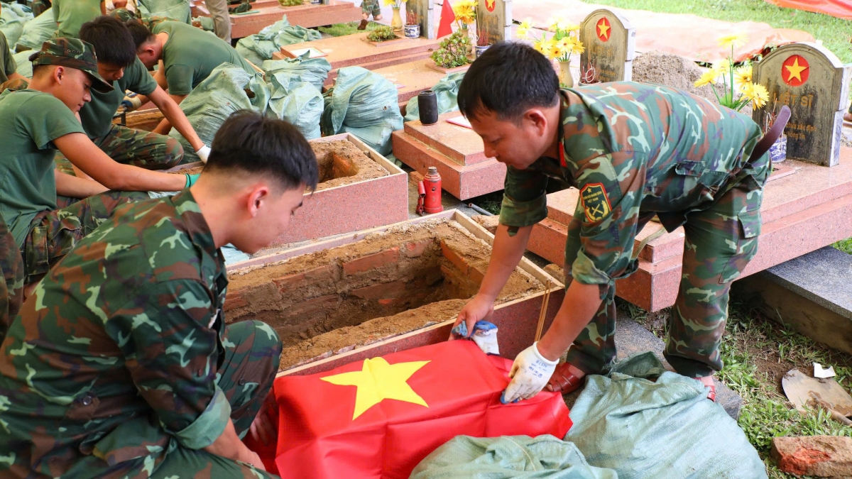 Công tác khai quật, lấy mẫu được yêu cầu tuyệt đối chính xác, an toàn và đảm bảo sự tôn nghiêm. Ảnh: Vũ Lợi