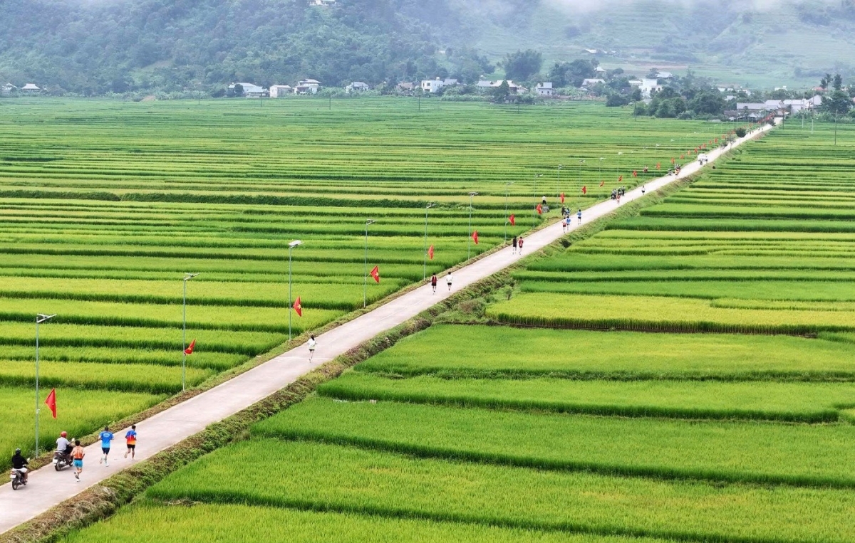 Đường đua là cánh đồng Mường Than lớn thứ 3 vùng Tây Bắc. Ảnh: Khắc Kiên