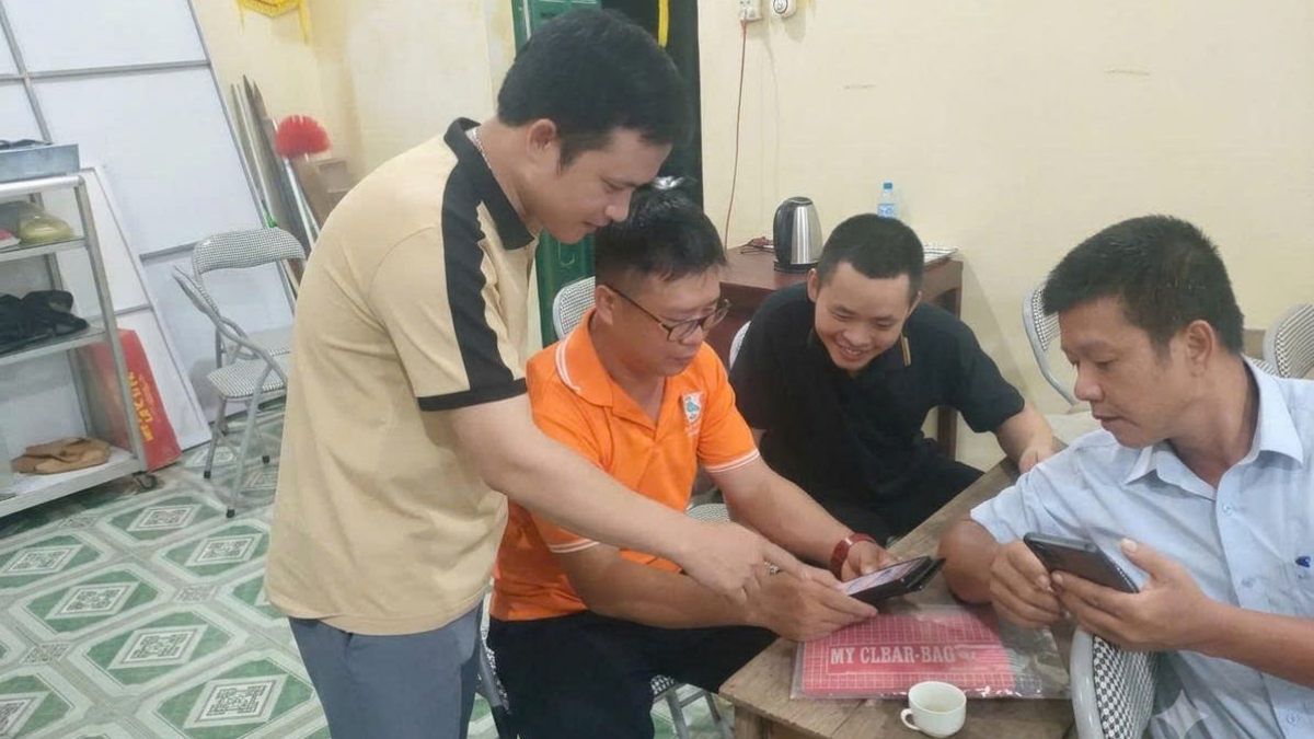 Anh Dương Văn Luyến, Trưởng thôn Dương Sơn, xã Côn Minh, tỉnh Thái Nguyên hướng dẫn người dân ứng dụng công nghệ thông tin trong giải quyết thủ tục hành chính. Ảnh: Công Luận - Thúy Kiều/VOV Đông Bắc