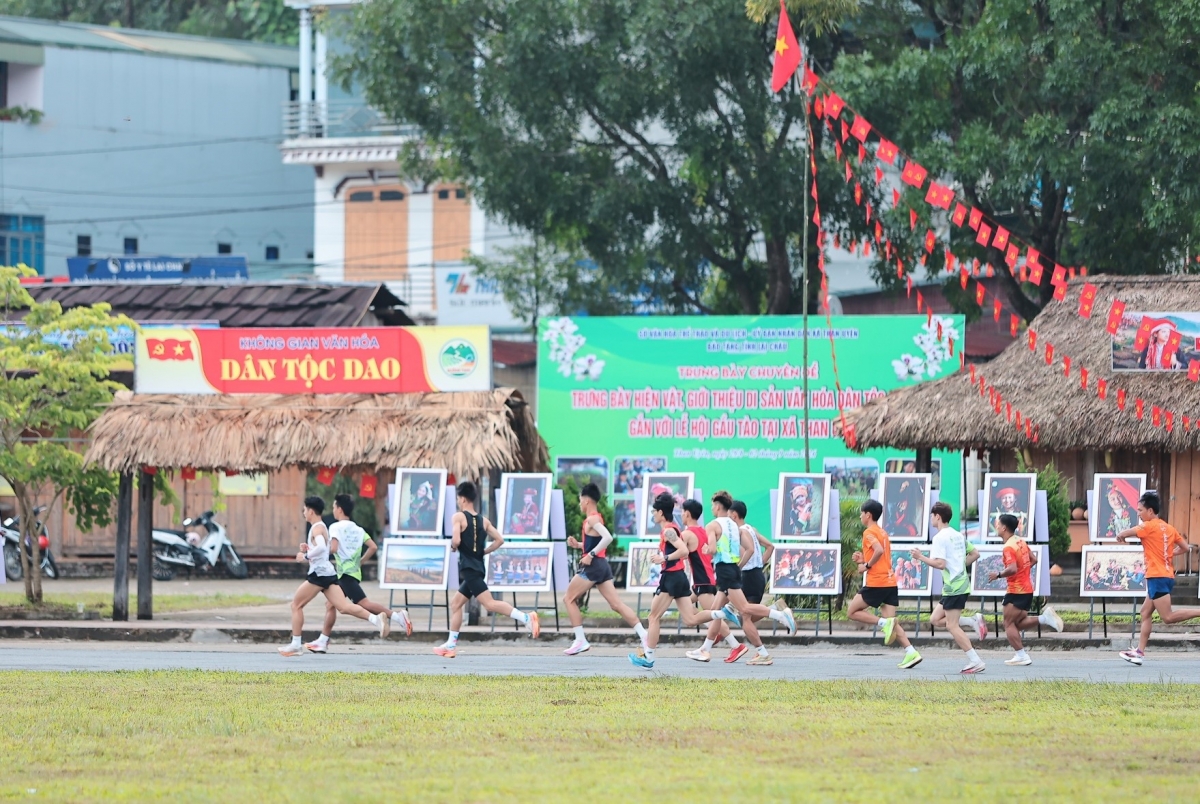 Giải chạy “Về mùa vàng Tam Than” thu hút hơn 300 vận động viên tham gia. Ảnh: Khắc Kiên