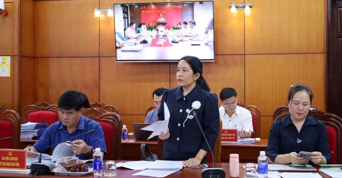 Giám đốc Sở GD-ĐT Đắk Lắk Lê Thị Thanh Xuân thông tin phương án sắp xếp mạng lưới trường học và bố trí đội ngũ cán bộ quản lý (Ảnh: Nam Trang)