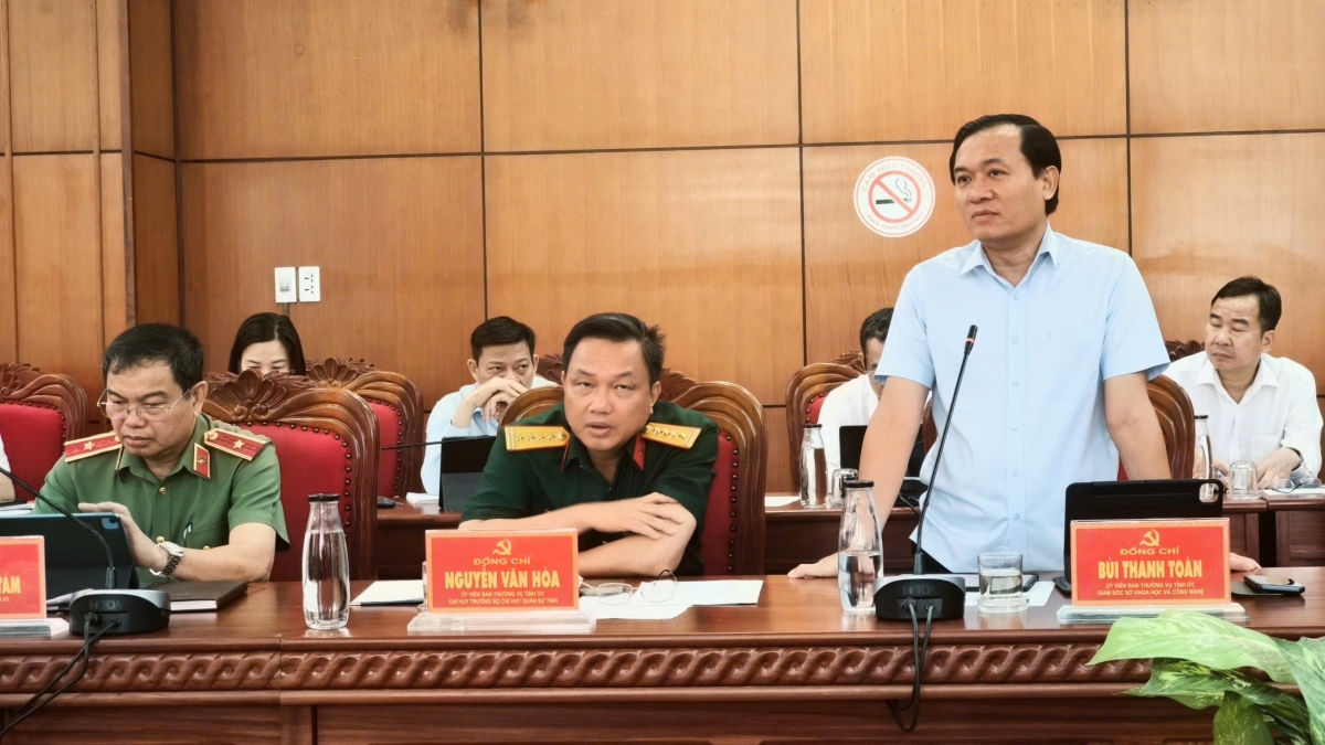 Giám đốc Sở Khoa học và Công nghệ Bùi Thanh Toàn báo cáo kết quả triển khai nhiệm vụ khoa học, công nghệ, đổi mới sáng tạo và chuyển đổi số. Ảnh: Nam Trang.