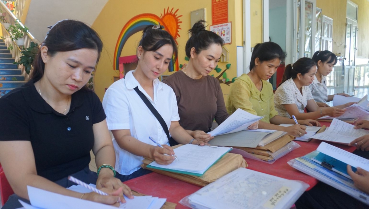 Giáo viên Trường Mầm non Phú Thuận, phường Thuận An, thành phố Huế. Ảnh: Lê Hiếu.