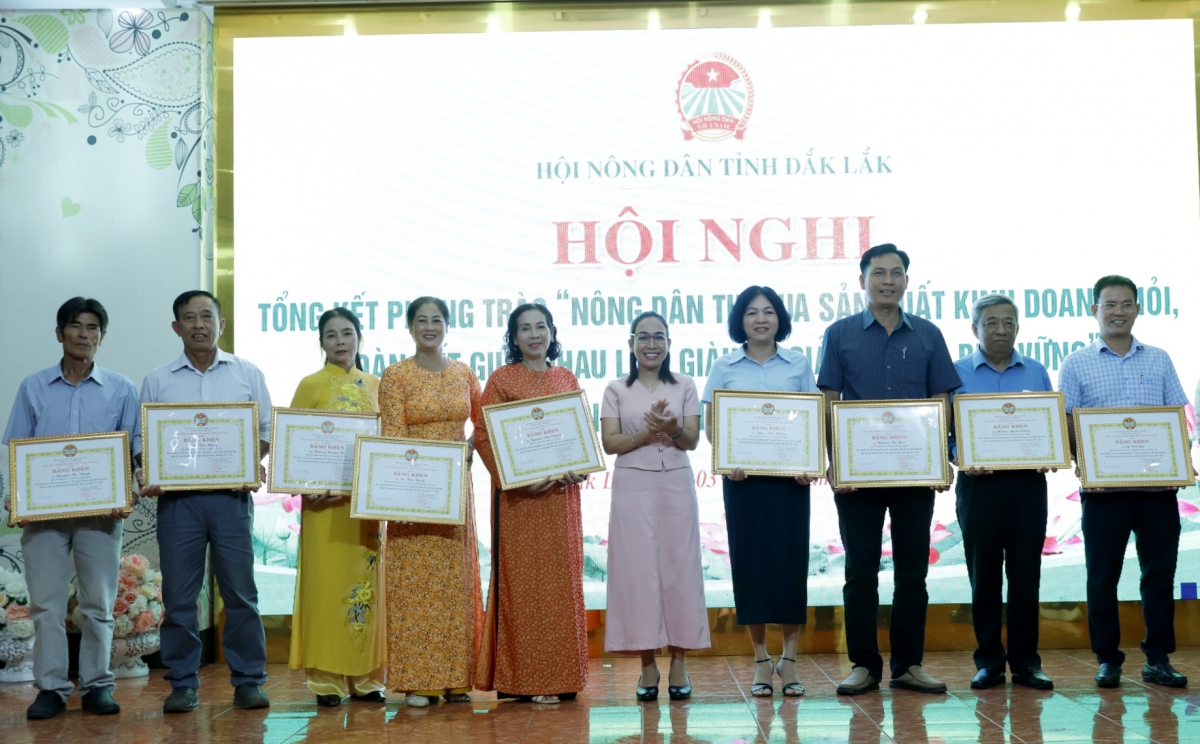 Các tập thể và cá nhân có thành tích xuất sắc trong thực hiện phong trào thi đua (Ảnh: H'Xíu)