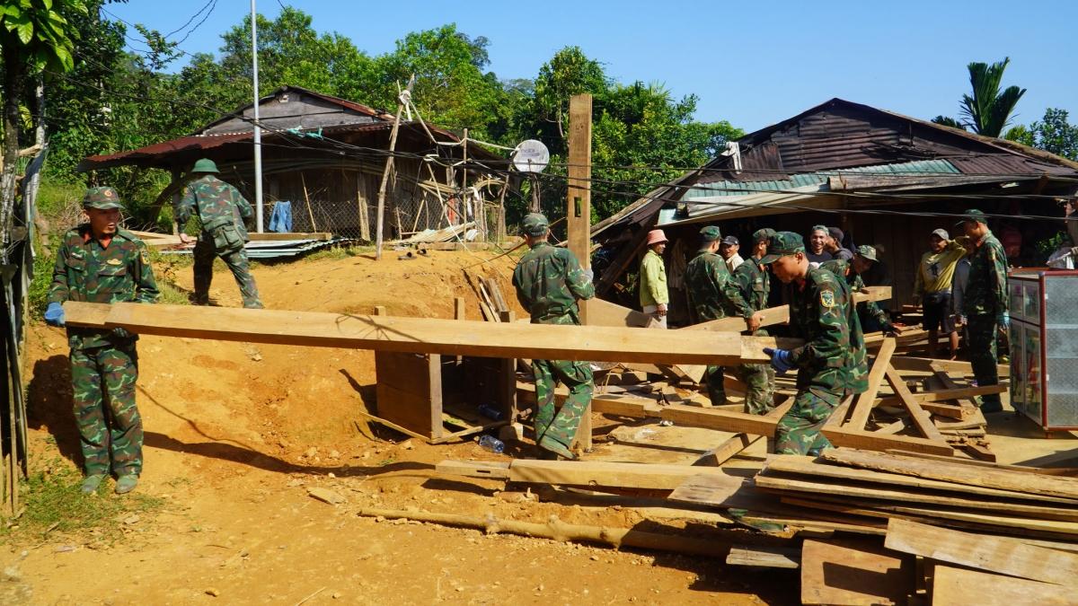 Hơn 200 cán bộ, chiến sĩ Sư đoàn 315 giúp người dân tháo dỡ, vận chuyển nhà. Ảnh: Long Phi/VOV Miền Trung