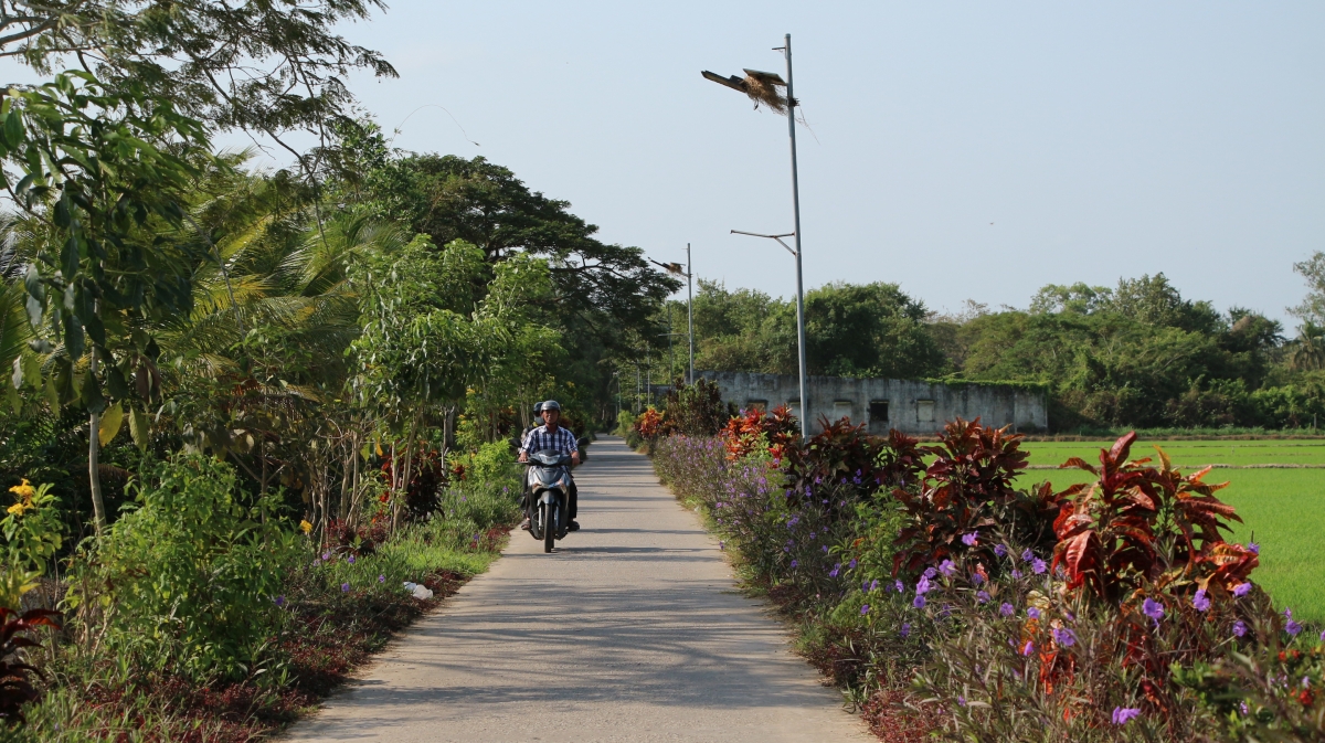 Tuyến đường bê tông nông thôn được xây dựng thông thoáng giúp đồng bào Khmer đi lại thuận lợi (Ảnh: Thạch Hồng)