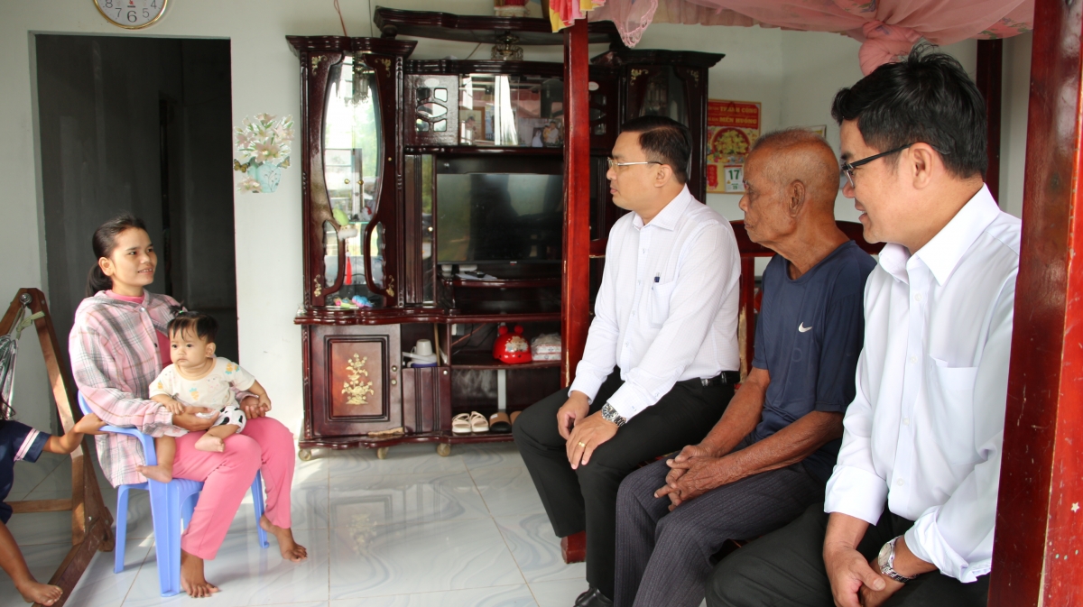 Niềm vui của đồng bào Khmer khi được hỗ trợ mái ấm mới (Ảnh: Thạch Hồng)