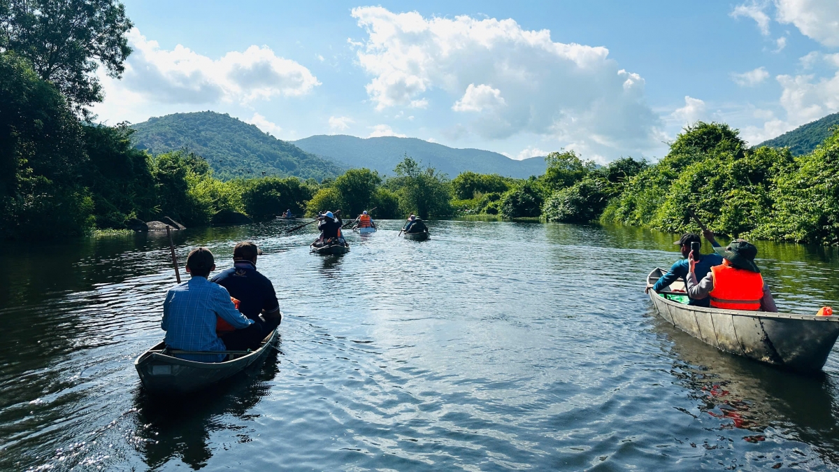 Với hệ sinh thái trù phú cùng bức tranh thủy mặc hữu tình, rừng ngập nước Bàu Đá hứa hẹn sẽ trở thành một điểm đến sinh thái hấp dẫn, vẫy gọi du khách thập phương về thưởng lãm và hòa mình trong khung cảnh yên bình nơi đây. Ảnh:  Lê Biết/VOV Tây Nguyên
