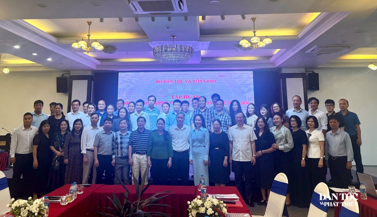 Thứ trưởng Bộ Dân tộc và Tôn giáo Nông Thị Hà chụp ảnh lưu niệm cùng các học viên, báo cáo viên tại lớp tập huấn. Ảnh: Hồng Quân