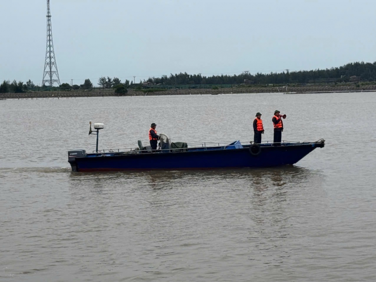 Chiến sĩ Biên phòng Hải đoàn 38 dùng loa vận động ngư dân trú tránh bão ( Ảnh do Hải đoàn 38 cung cấp)