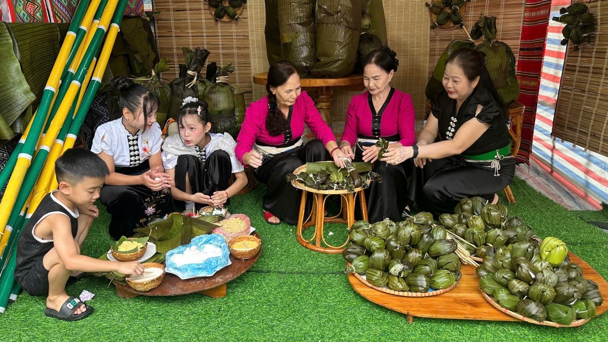 Không gian trải nghiệm gói bánh ít uôi (Ảnh: CTV Lan Anh- VOV Tây Bắc)