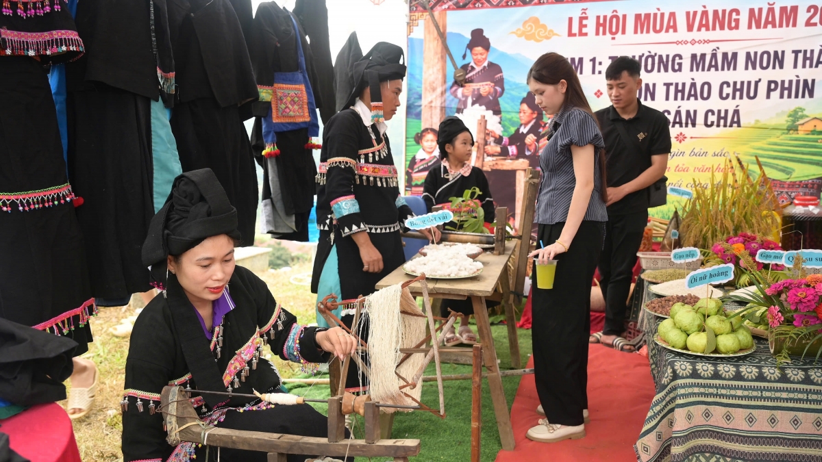Không gian văn hóa - nông sản được tái hiện sinh động. Ảnh: An Kiên.