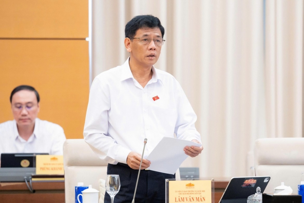 Chủ tịch Hội đồng Dân tộc Lâm Văn Mẫn trình bày báo cáo thẩm tra. Ảnh: Quốc hội