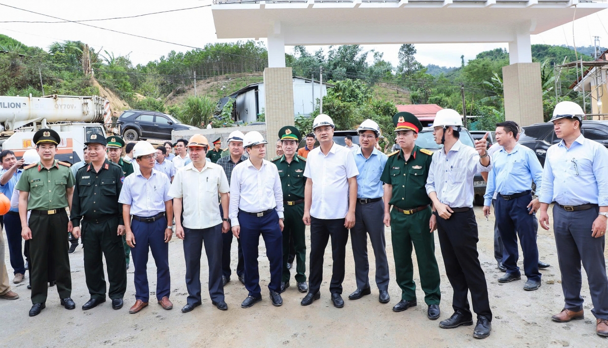 Lãnh đạo thành phố yêu cầu chủ đầu tư đẩy nhanh tiến độ thi công Trường Phổ thông nội trú liên cấp Tiểu học - THCS Đắc Pring (Ảnh: Long Phi/ VOV miền Trung)