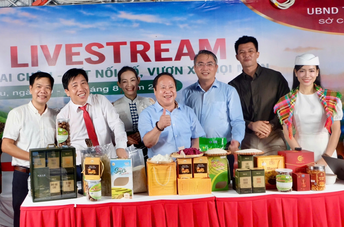 Lãnh đạo tỉnh Lai Châu bên gian hàng livestream đặc sản OCOP Lai Châu. Ảnh: Khắc Kiên