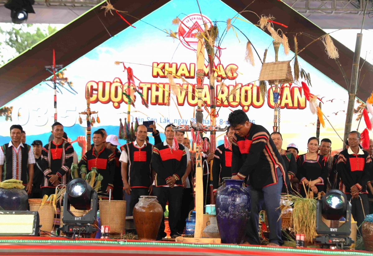 Cuộc thi Vua rượu cần diễn ra hấp dẫn, thu hút nhiều bà con cùng du khách dõi theo.
 