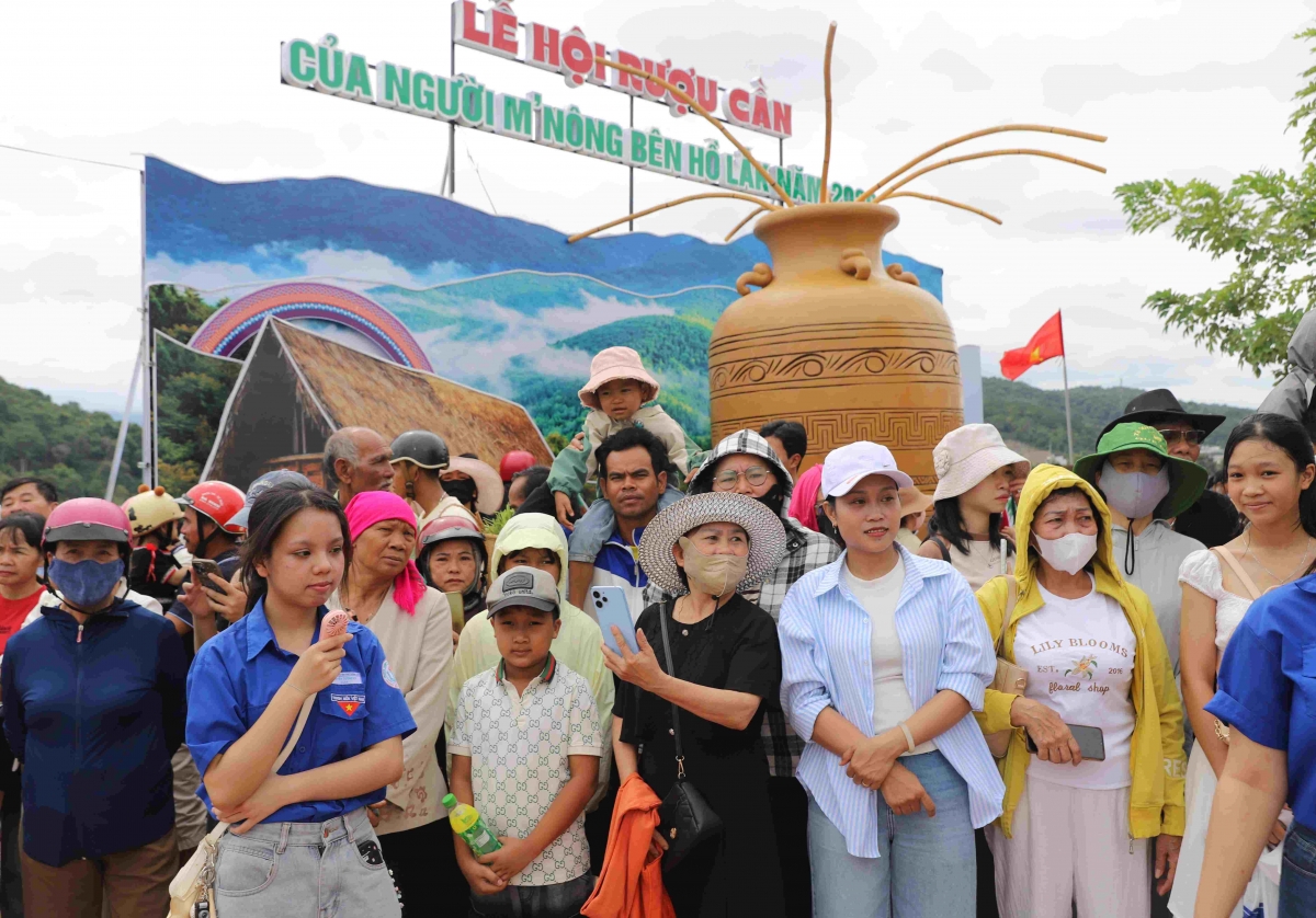 Lễ hội thu hút hàng nghìn người dân và du khách tham gia, tạo nên không khí sôi nổi, rộn ràng bên hồ Lắk.
 