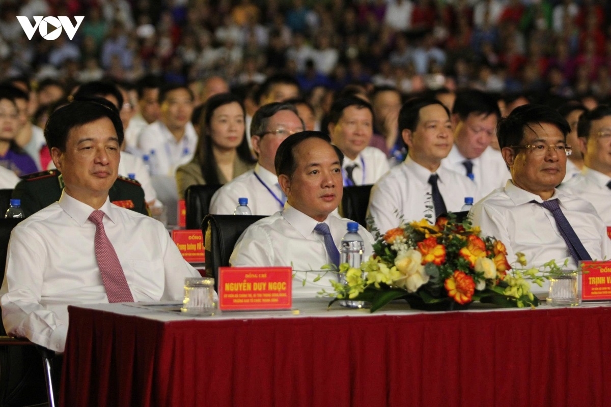 Ủy viên Bộ Chính trị, Bí thư Trung ương Đảng, Trưởng Ban Tổ chức Trung ương Nguyễn Duy Ngọc; Ủy viên Bộ Chính trị, Bí thư Trung ương Đảng, Trưởng Ban Tuyên giáo và Dân vận Trung ương Trịnh Văn Quyết dự Lễ kỷ niệm 300 năm Ngày sinh Danh nhân văn hóa Lê Quý Đôn tại tỉnh Hưng Yên.