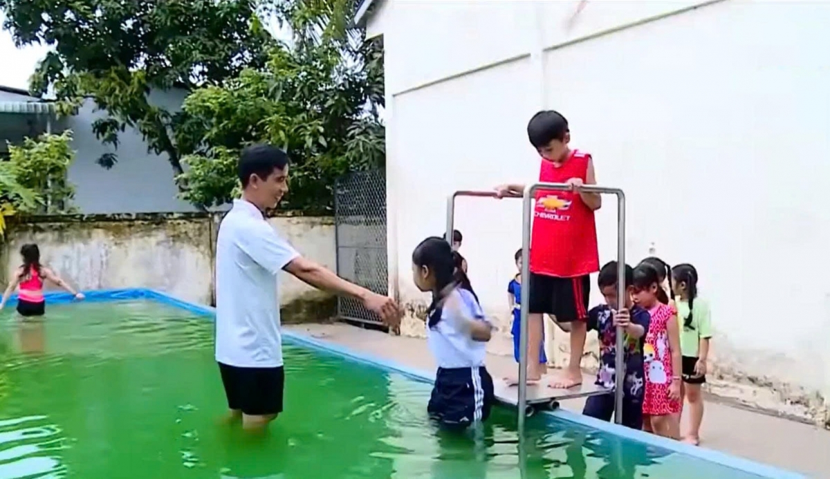 Lớp dạy học bơi tổ chức tại xã Long Hồ