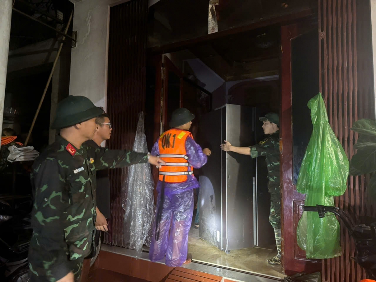 Lực lượng chức năng hỗ trợ người dân đi dời tài sản (Ảnh: Duy Thái- VOV Đông Bắc)