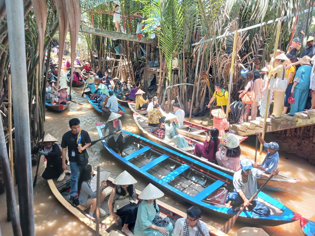 Mô hình đi xuồng ba lá phục vụ khách tham quan tại cồn Thới Sơn, tỉnh Đồng Tháp