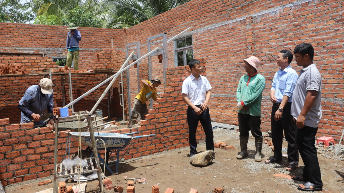 Chi bộ trực tiếp cùng hộ dân tháo gỡ khó khăn, phát triển sinh kế và kết nối các nguồn lực hỗ trợ. Ảnh: H Xíu.