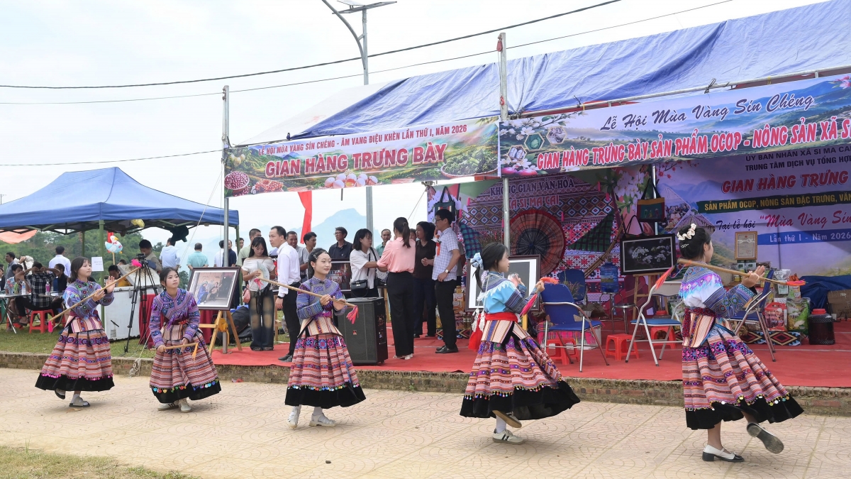 Nét đẹp trang phục truyền thống của người Mông Hoa (nhóm dân tộc chiếm đa số tại Sín Chéng). Ảnh: An Kiên