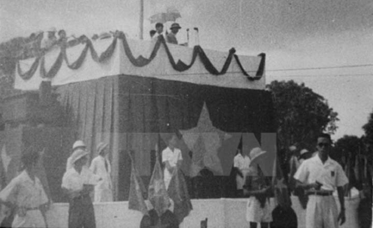  Míttinh bah hang rbăn nuĭh ƀon lan ta quảng trường Nhà hát Lớn Hà Nội lơ 19/8/1945, tă bah Mặt trận Việt Minh ƀư. (Rup: Si ƀŭt TTXVN)
