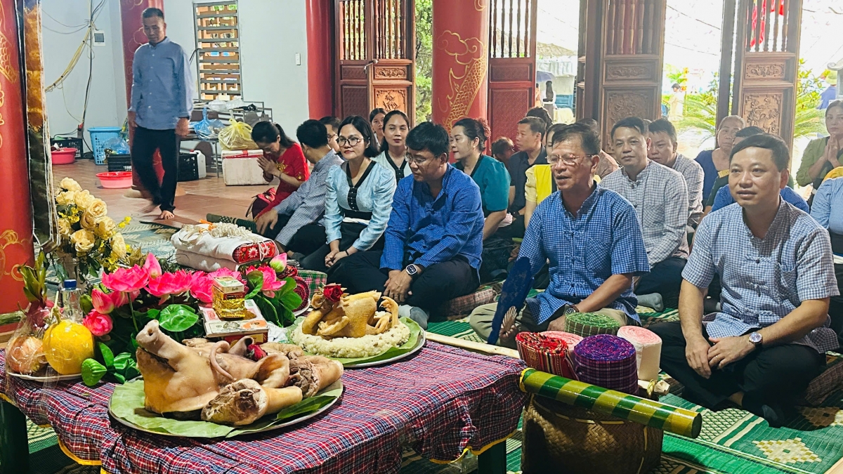 Nghi thức cúng trong tết Xíp xí (Ảnh: CTV Lan Anh- VOV Tây Bắc)