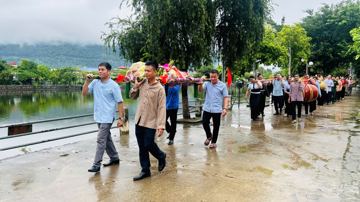 Nghi thức rước lễ từ Ao Bua về Đình Chu (Ảnh: CTV Lan Anh- VOV Tây Bắc)