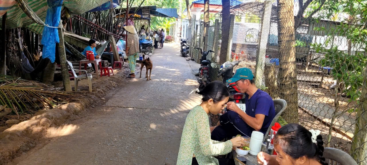 Người hành nghề bơi xuồng phục vụ khách du lịch còn vất vả do thu nhập chưa tương xứng với sức lao động bỏ ra