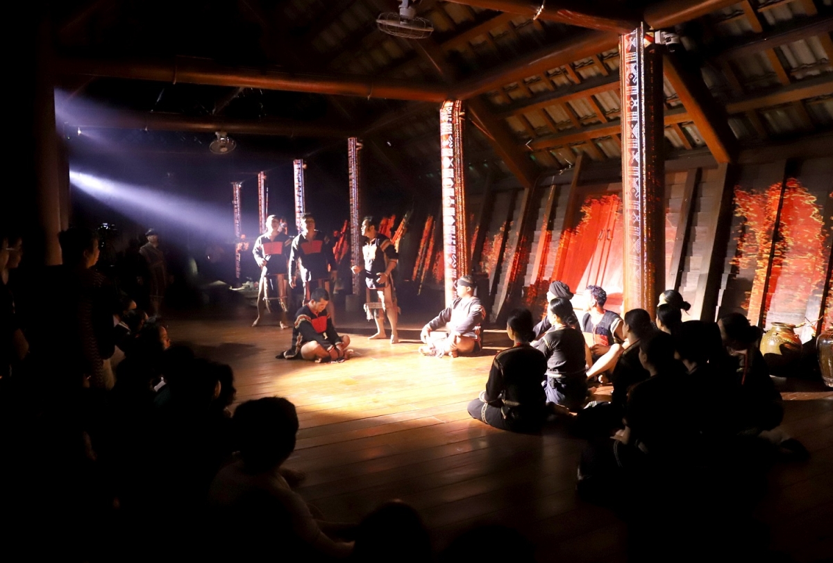 - Dak Lak hưn mthâo "Sang krum dlông show" tui ksiêm dhar kreh Êđê.