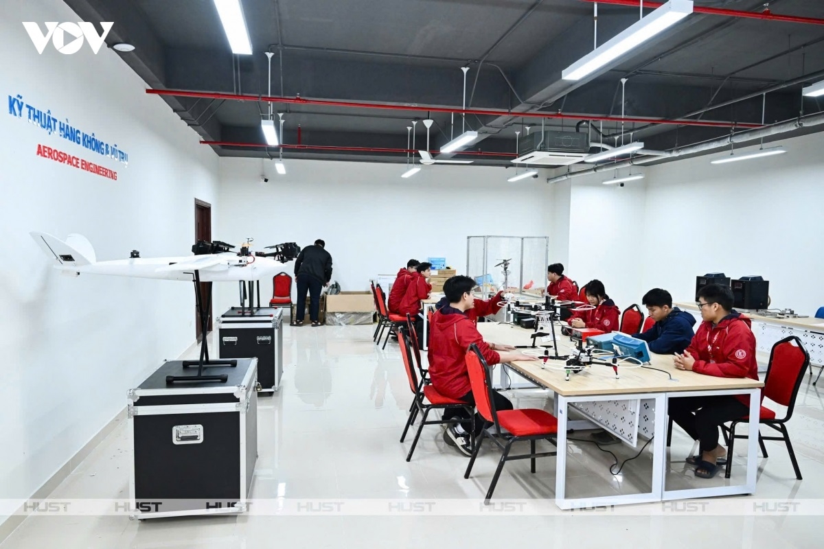 Sinh viên Đại học Bách khoa Hà Nội trong phòng thí nghiệm Kỹ thuật Hàng không và Vũ trụ -  môi trường đào tạo nhân lực công nghệ cao cho các ngành chiến lược.     
