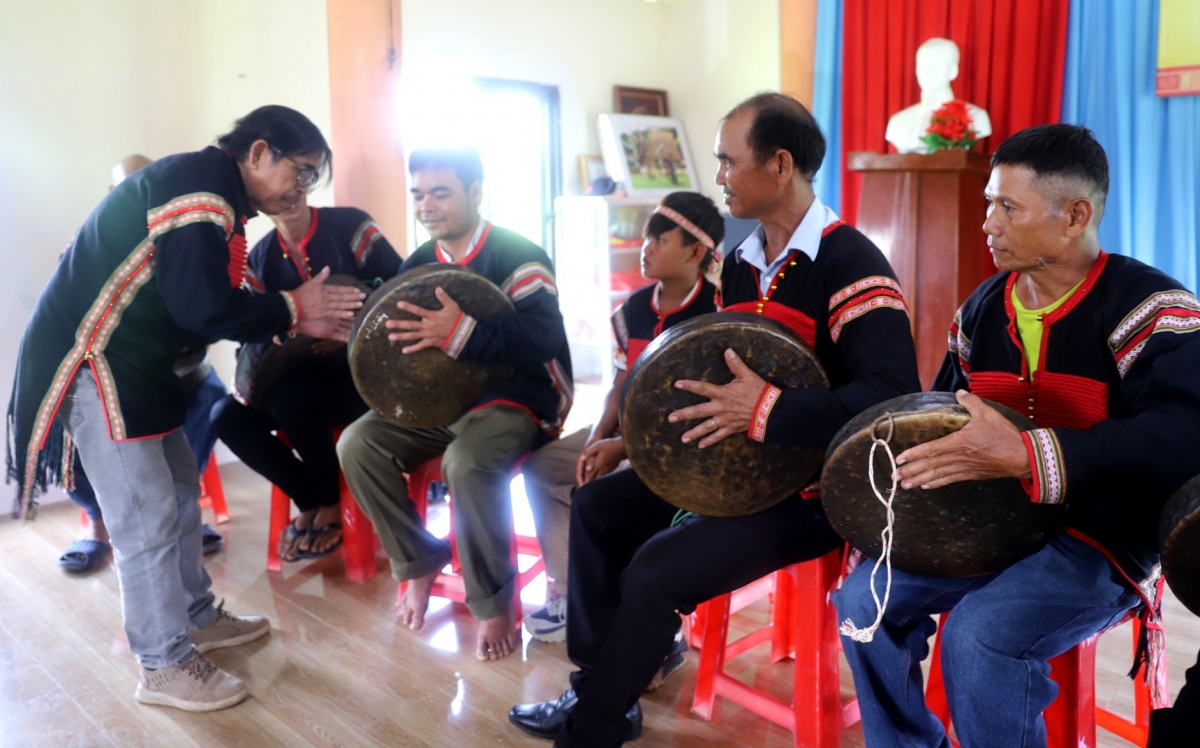 Jrô trêng nti chĭng gong ta buôn Puăn