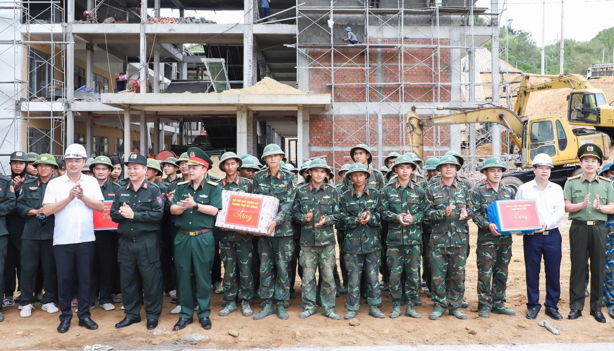 Ông Lê Ngọc Quang, Bí thư Thành ủy và ông Nguyễn Mạnh Hùng, Chủ tịch UBND thành phố Đà Nẵng tặng quà động viên lực lượng tham gia thi công trường học (Ảnh: Long Phi/ VOV miền Trung)