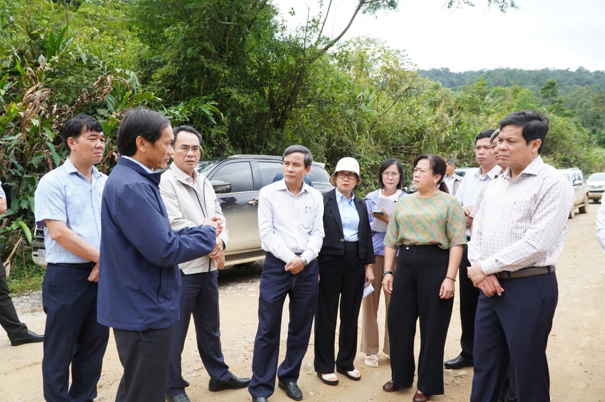 Ồng Nguyễn Đức Tuy - Chủ tịch Mpồl duh broă Làng bol càr Quảng Ngãi, (ơm dut ndơl đah ma) lòt sền tơngai hơ pơrgon lơh rơndap broă lơh niam wơl Gùng càr 676